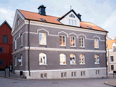 You will find our store Kvinnfolki in this house from 1863